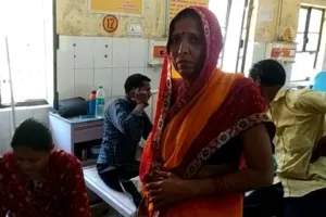 कोतवाली देहात थाना क्षेत्र में जमीन के विवाद को लेकर हो रही कहा सुनी के दौरान बम से हमला करने पर चार लोग घायल हो गये